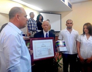 El Doctor en Ciencias Israel Borrajero Martínez recibe el premio al Mérito Científico por la obra de toda la vida de manos del Ministro de Salud Pública Dr. Roberto Morales Ojeda